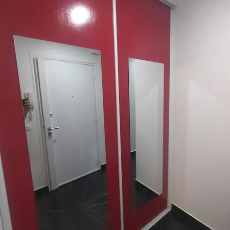 Apartment 4 Min Walk To Metro, 3 Bedrooms &salon, La Defense *