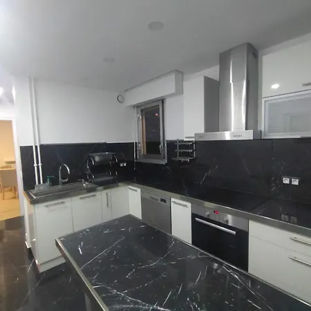 4 Min Walk To Metro, 3 Bedrooms &salon, La Defense * Courbevoie