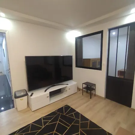4 Min Walk To Metro, 3 Bedrooms &salon, La Defense Apartment