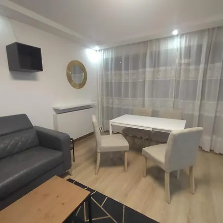 Apartment 4 Min Walk To Metro, 3 Bedrooms &salon, La Defense *