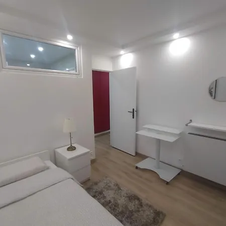 4 Min Walk To Metro, 3 Bedrooms &salon, La Defense Apartment Courbevoie