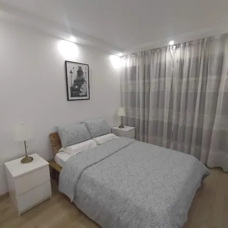 4 Min Walk To Metro, 3 Bedrooms &salon, La Defense * Courbevoie