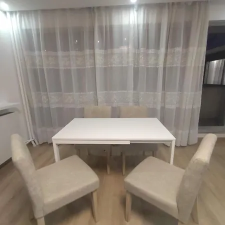 Apartment 4 Min Walk To Metro, 3 Bedrooms &salon, La Defense