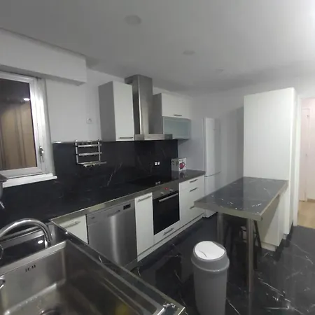 4 Min Walk To Metro, 3 Bedrooms &salon, La Defense * Courbevoie