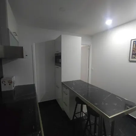 4 Min Walk To Metro, 3 Bedrooms &salon, La Defense Apartment Courbevoie